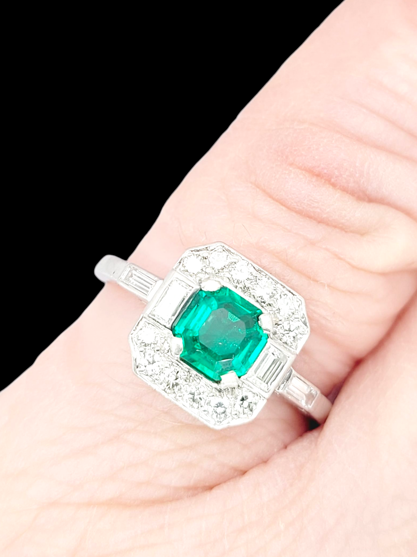 Gem emerald art deco engagement ring
SKU: 8373
