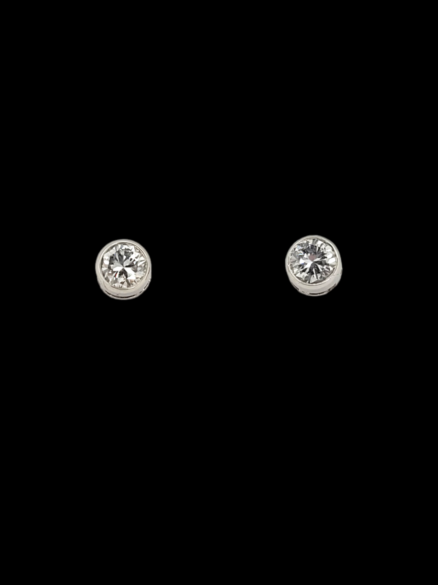 Bezel set diamond earstuds
SKU: 6826
