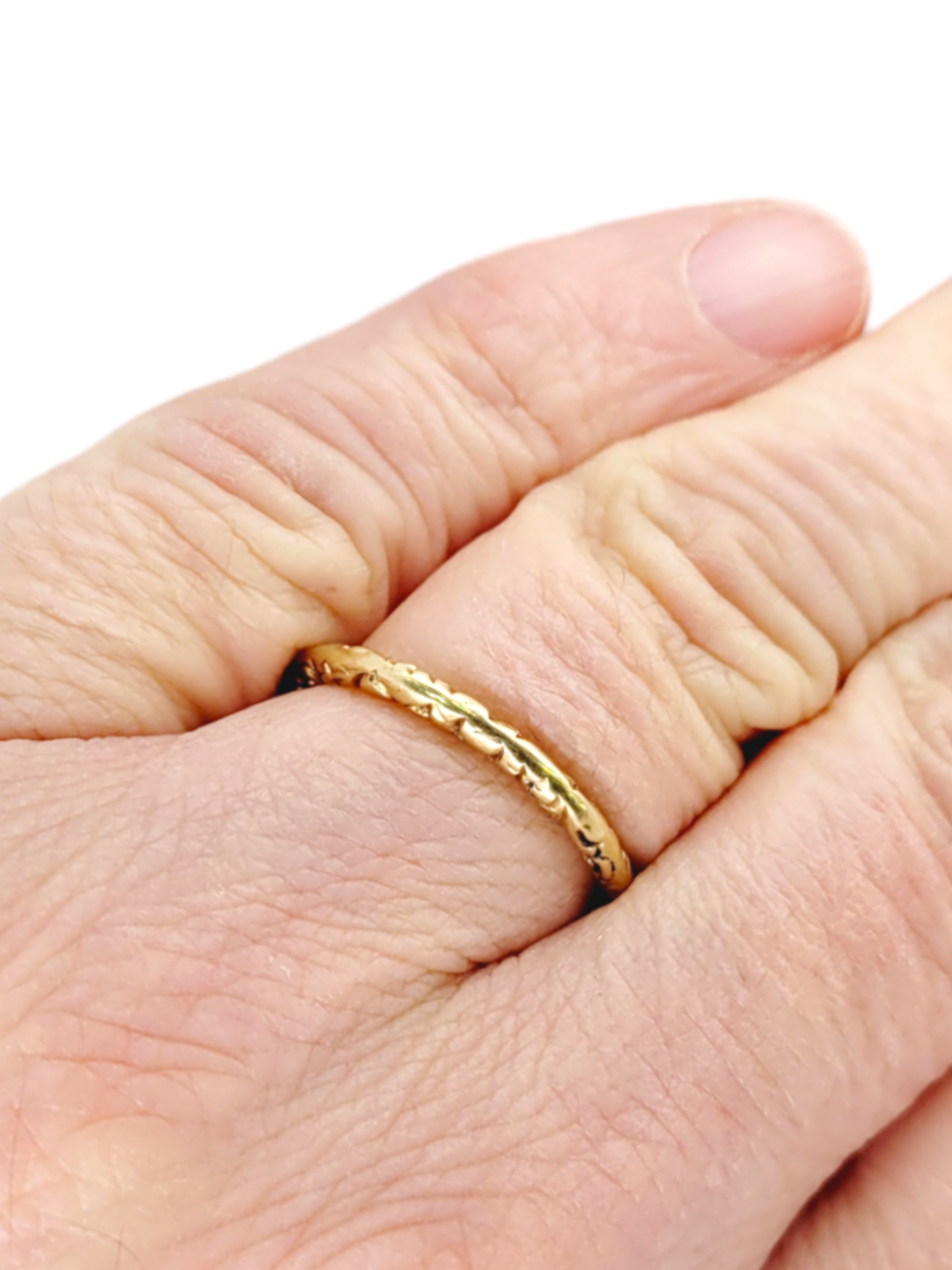 15ct gold engraved split ring
SKU: 7016
