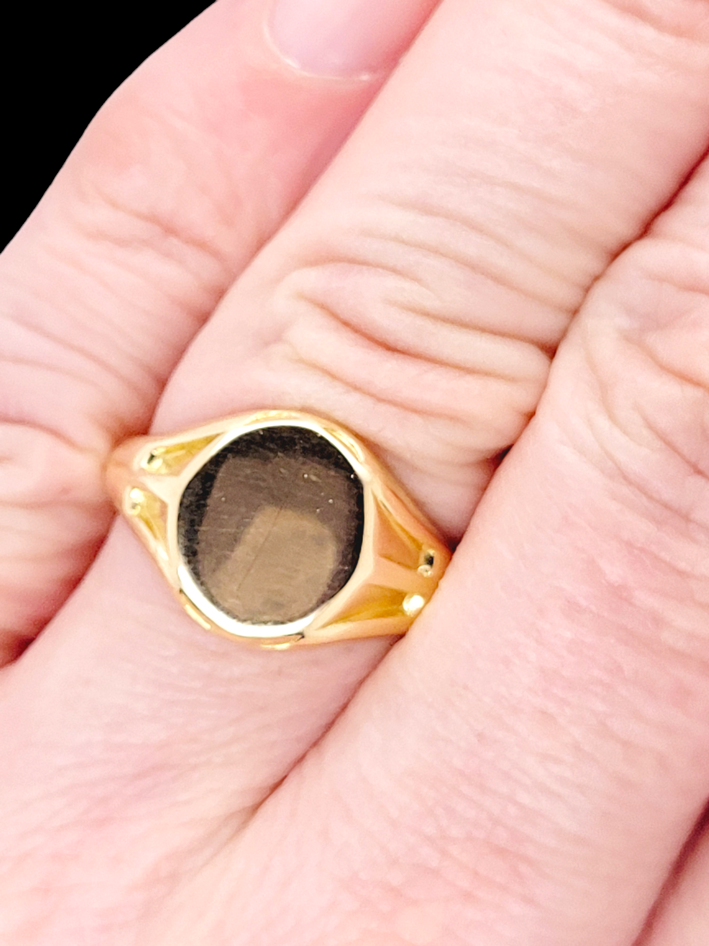 Heavy gauge 18ct gold signet ring
SKU: 7079