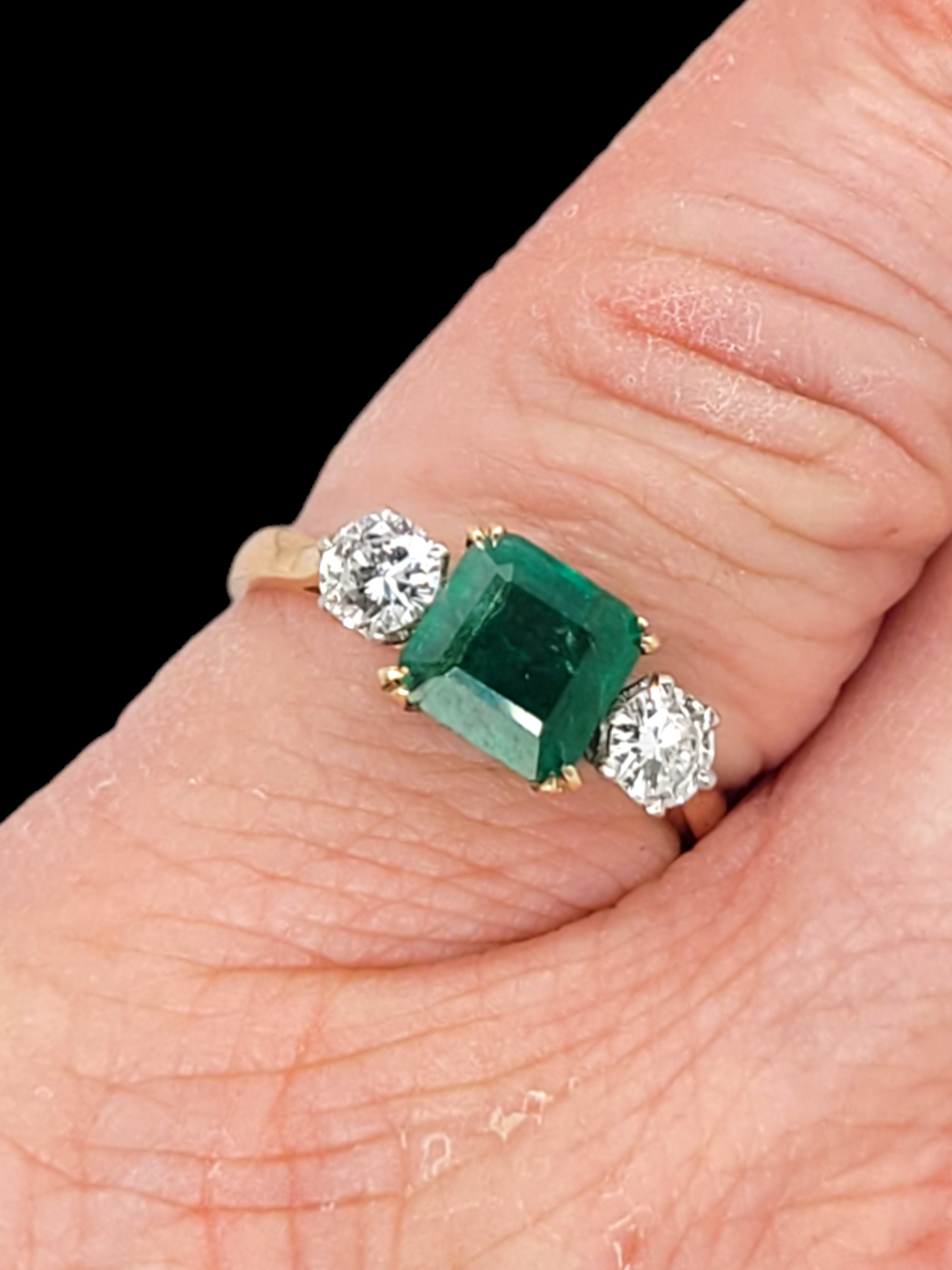 Emerald and diamond ring
SKU: 7339