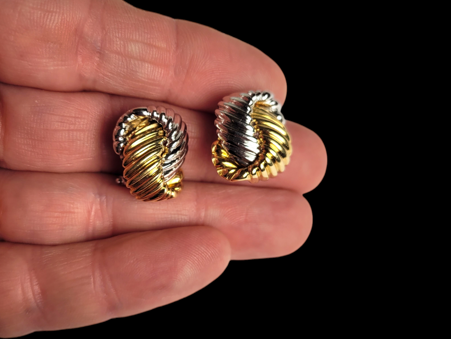 Cool bi colour 18ct gold earrings
SKU: 7910
