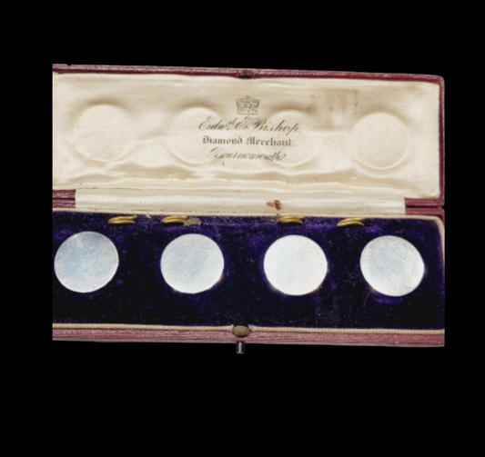 Set of four silver buttons
SKU: 5582