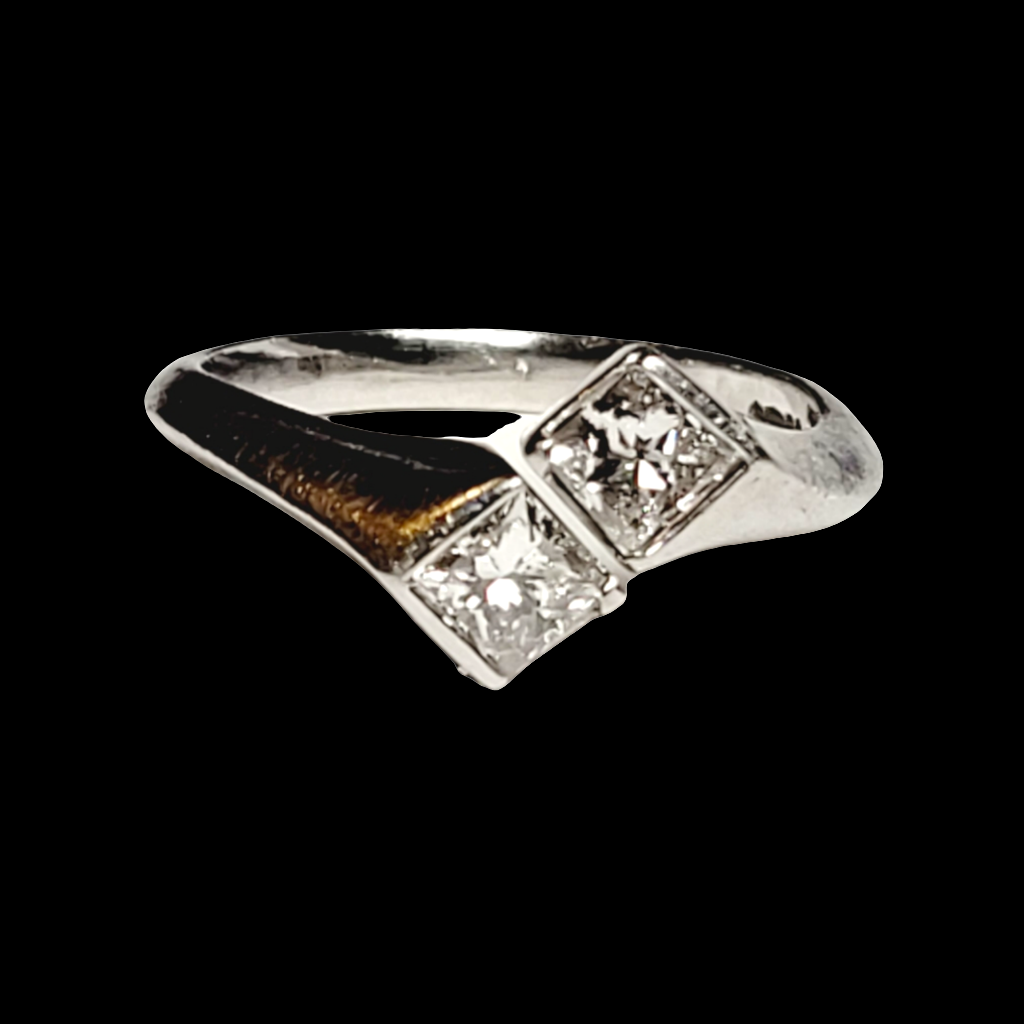 Cool princess cut diamond cross over ring
SKU: 6373
