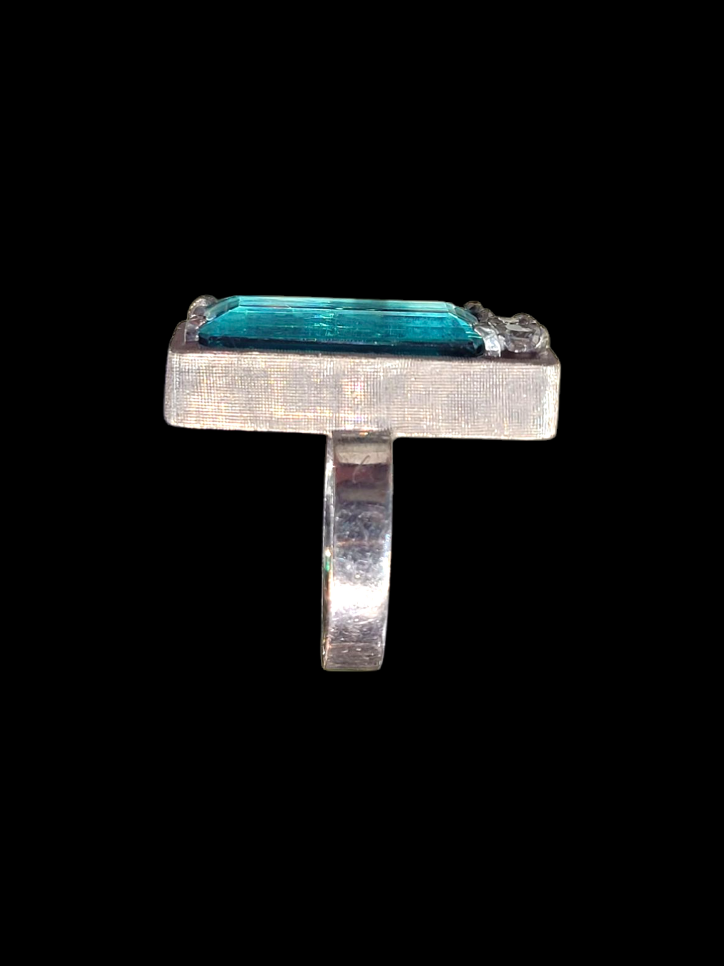 Vintage cool indicolite blue tourmaline and diamond ring
SKU: 8070