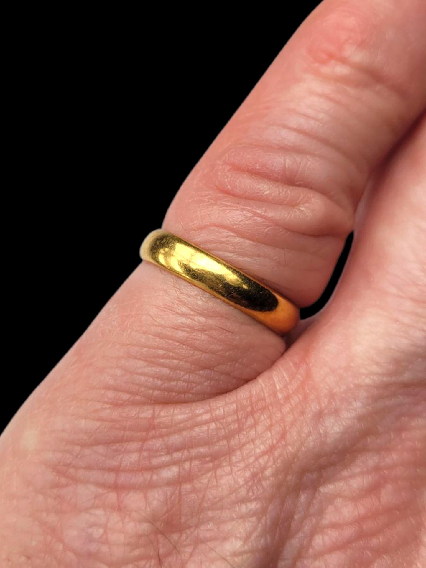 3.5mm 22ct gold wedding band
SKU: 8122
