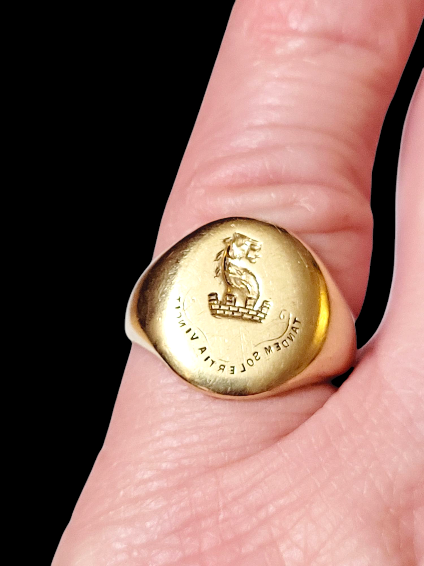 Fine 18ct gold seal engraved signet ring
SKU: 8084
