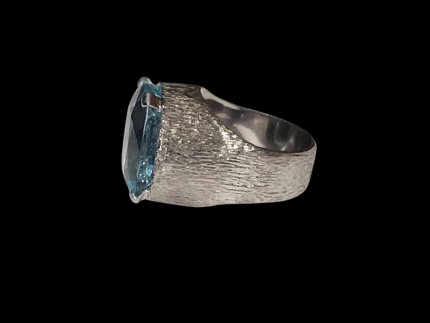 Cool 1960's cushion cut aquamarine and diamond dress ring
SKU: 8278
