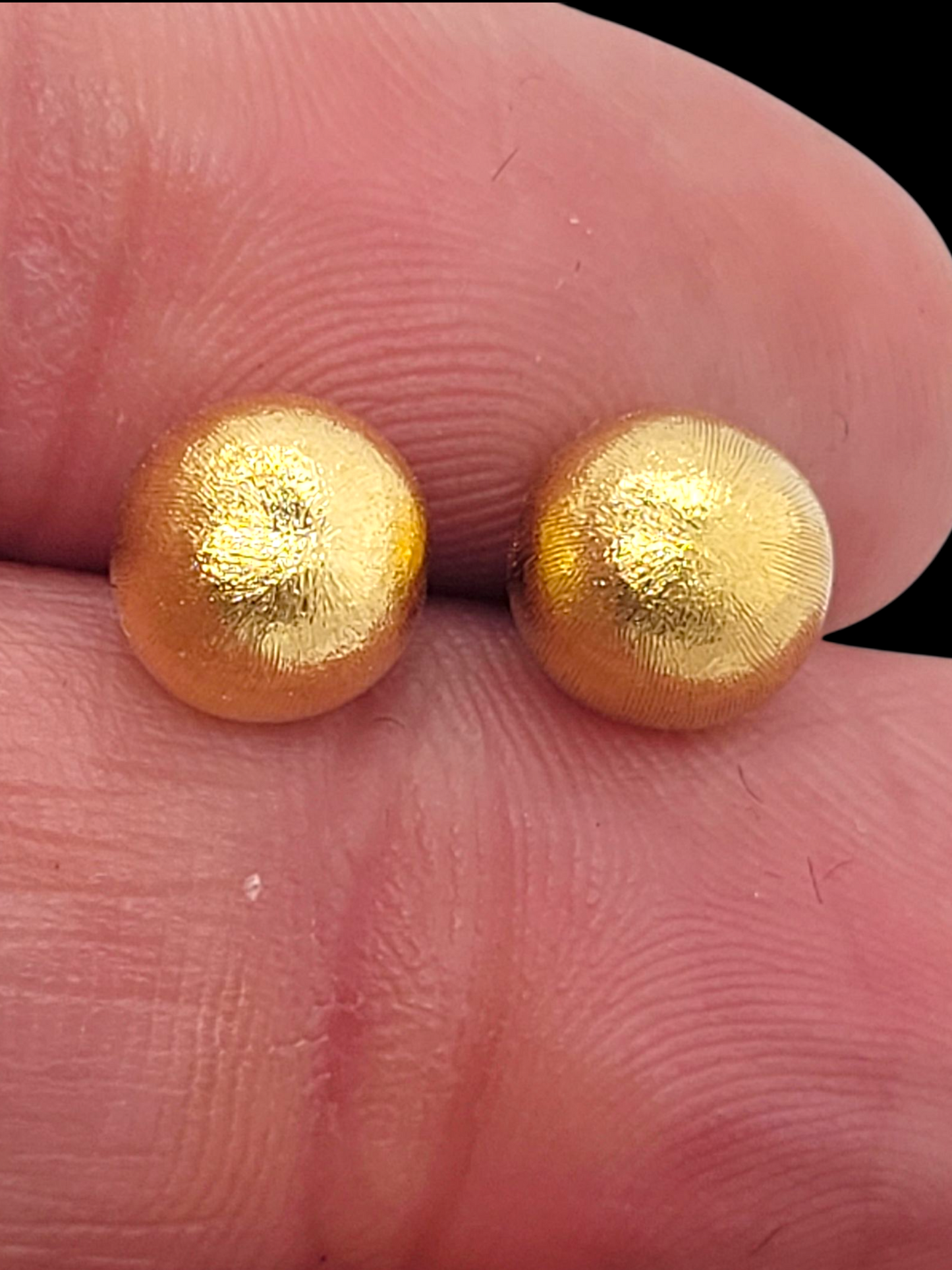 Day engraved 18ct gold ball stud earrings
SKU: 8273