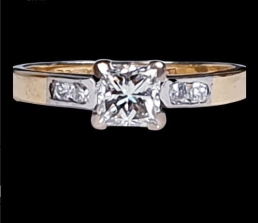 Princess cut diamond engagement ring
SKU: 4334