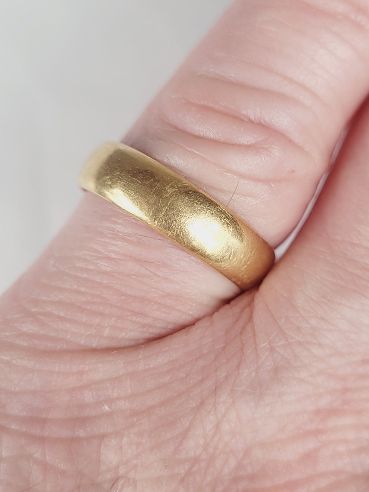 5.7g 22ct gold wedding band
