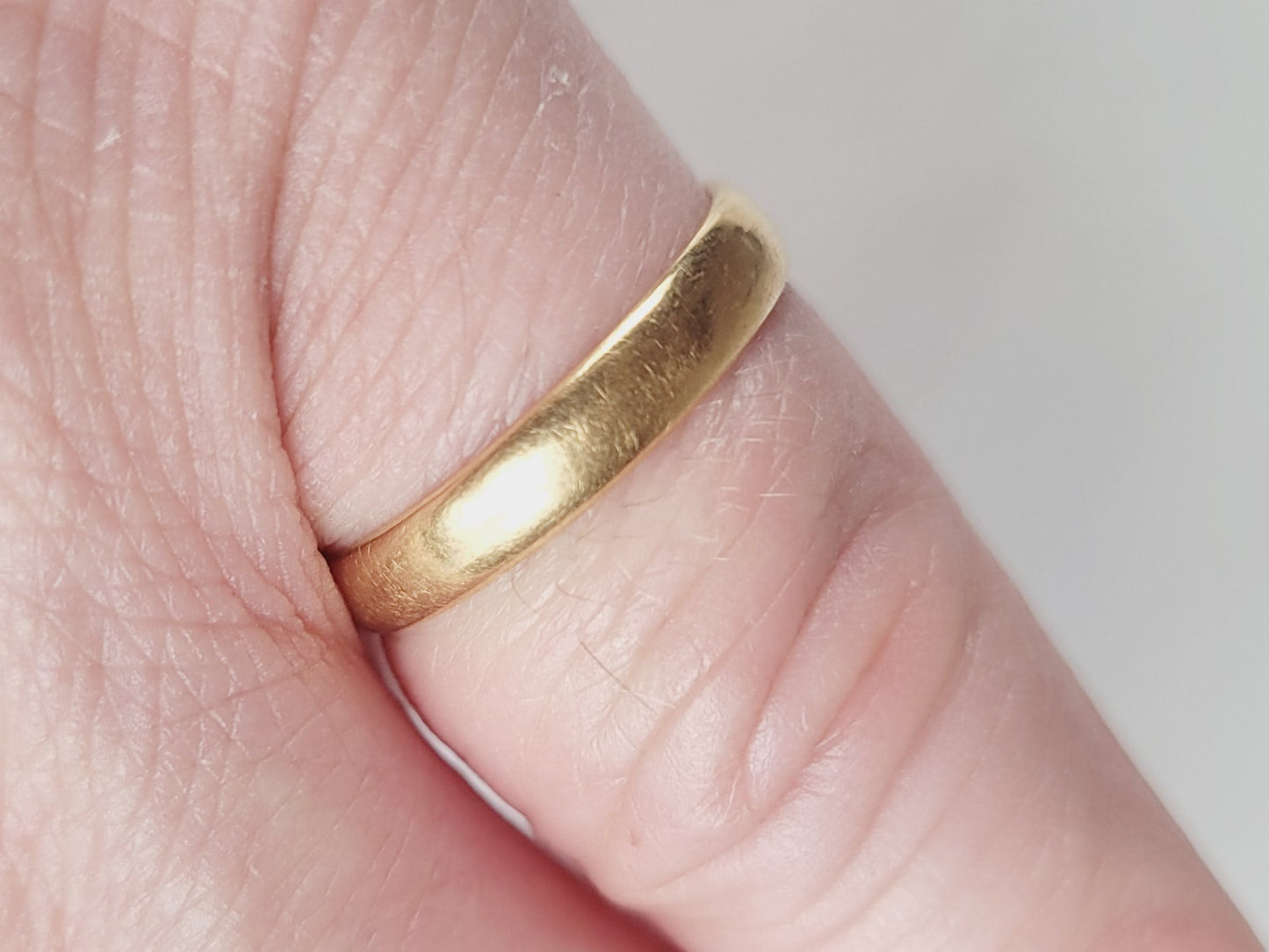 3.9g 22ct yellow gold wedding band