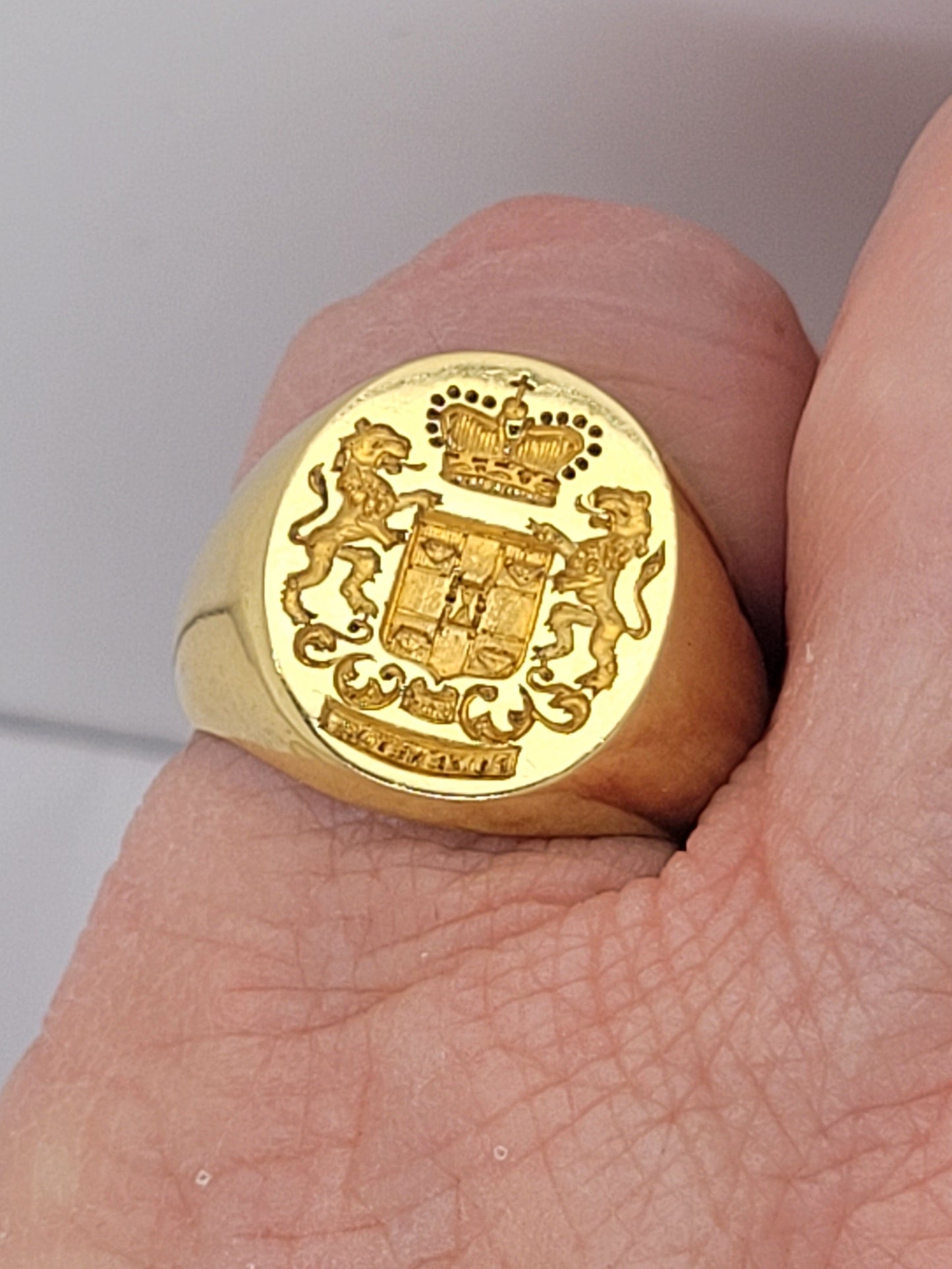 Heavy 18ct gold engraved signet ring sku 8967