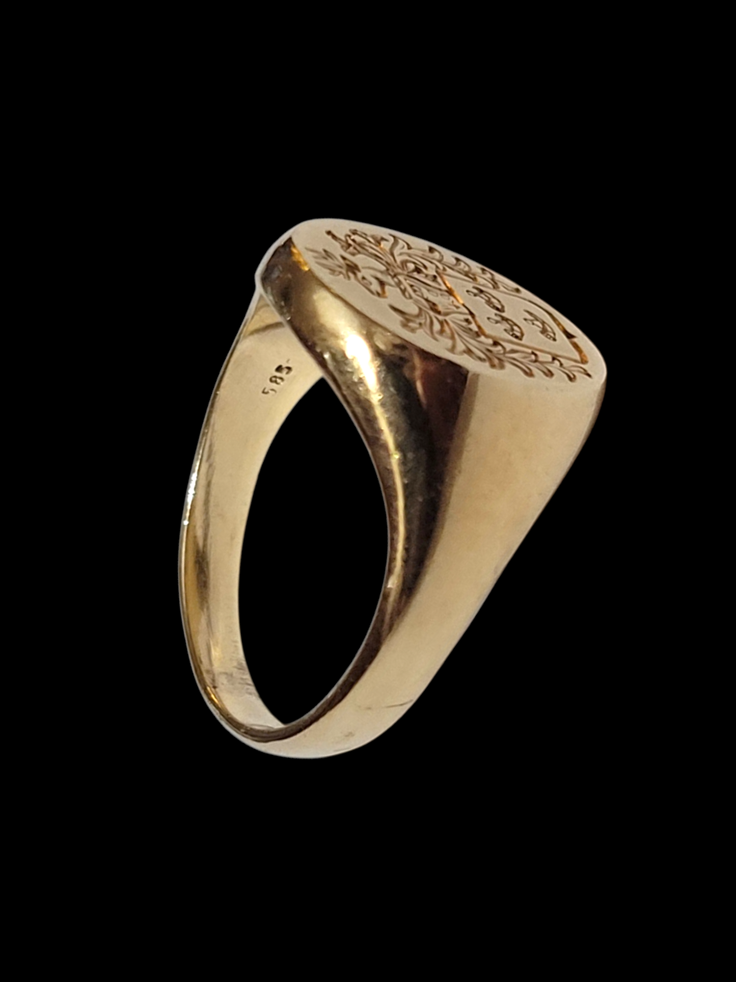 Heavy gold full coat of arms signet ring
SKU: 8082