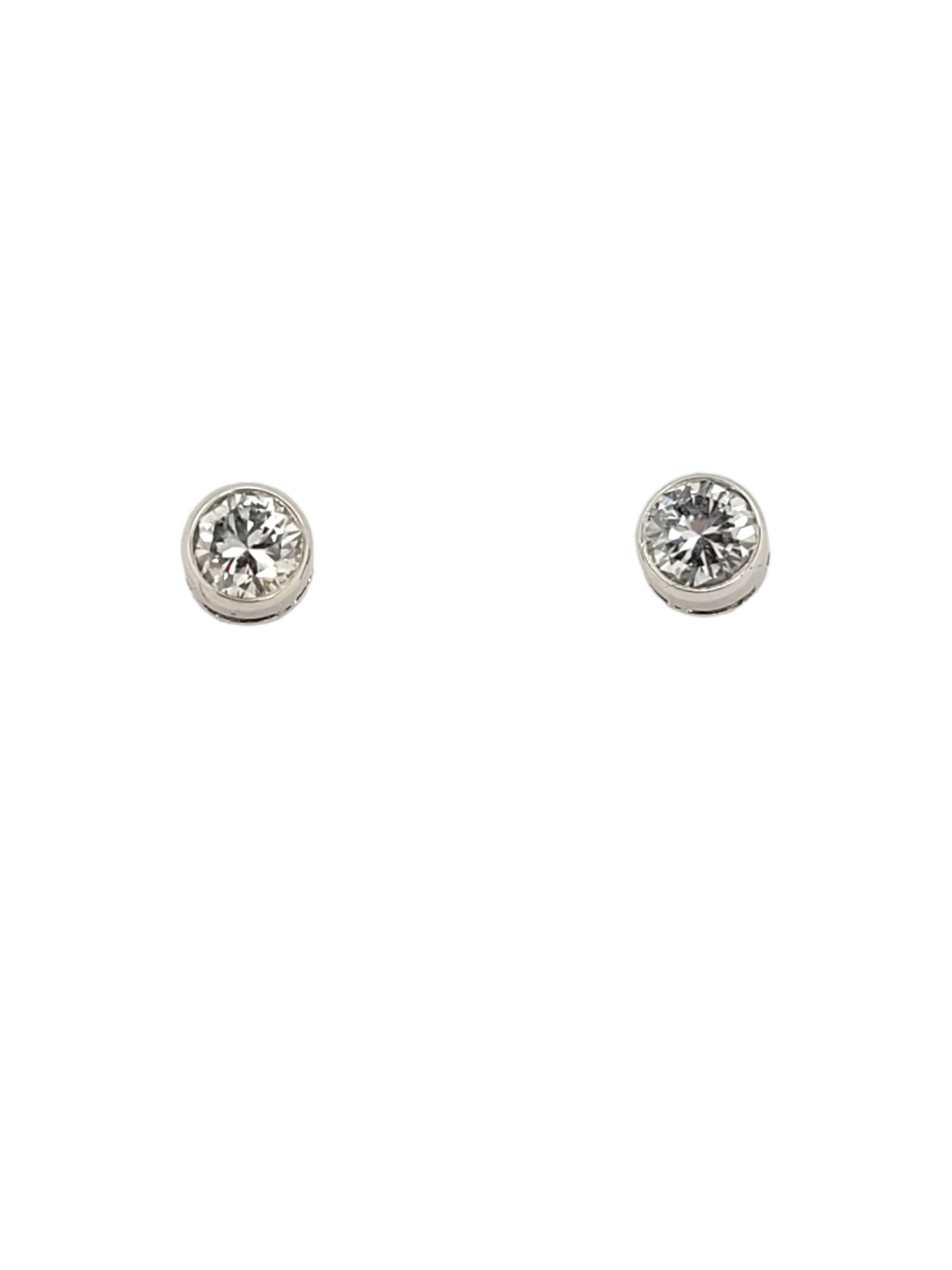 Bezel set diamond earstuds

SKU: 6826