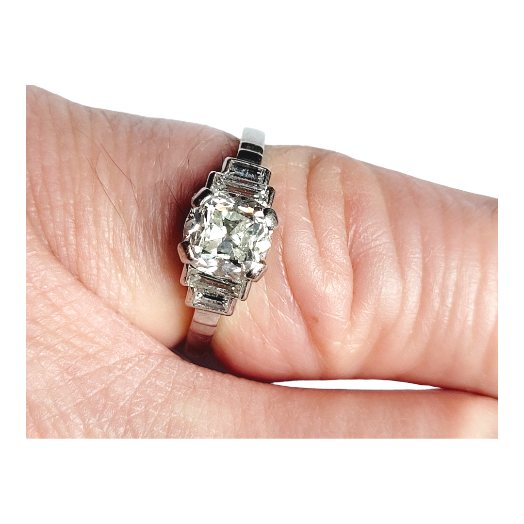 Art deco cushion cut diamond engagement ring

SKU: 6844
