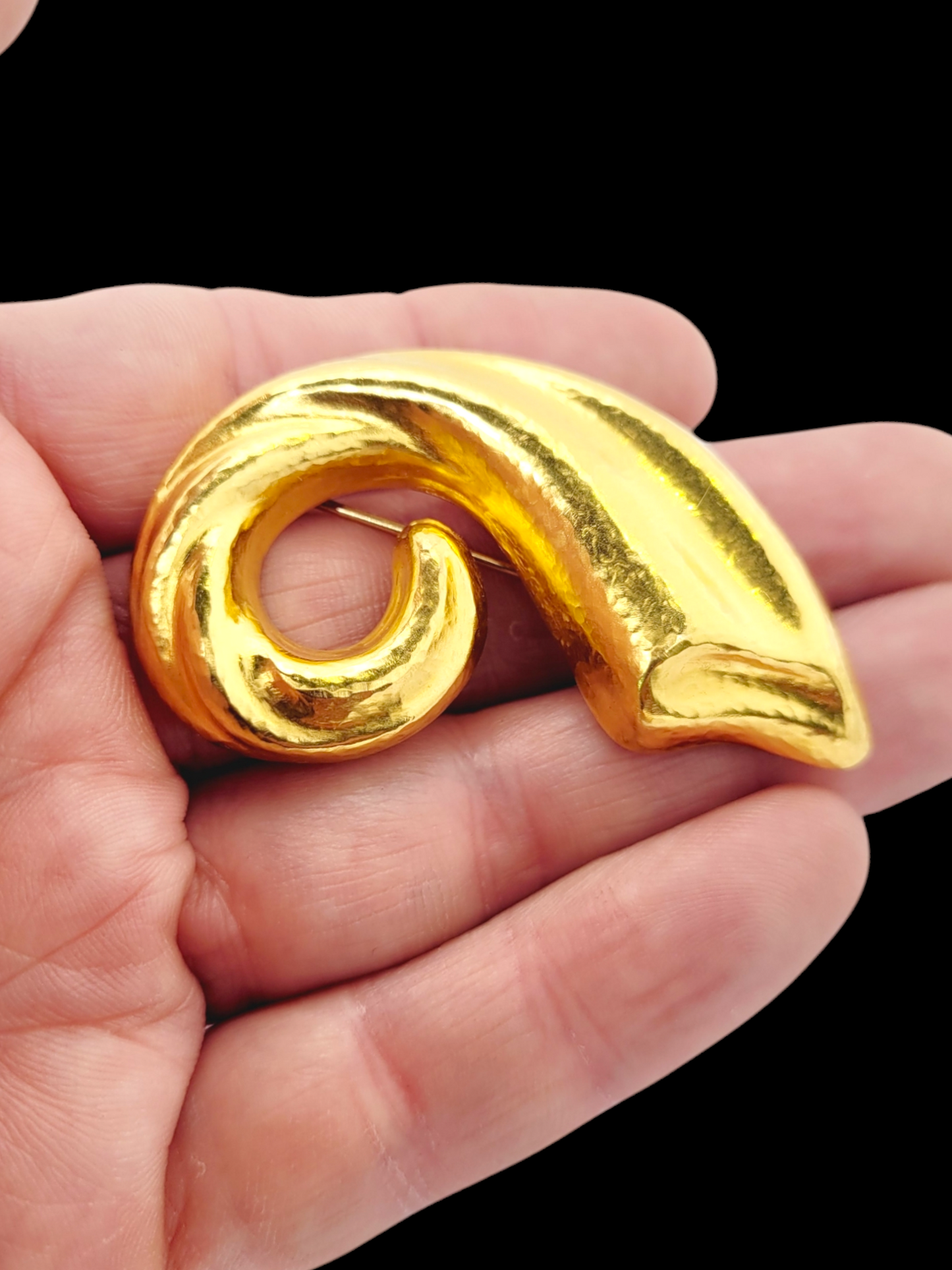 LALAoUNIS vintage 18ct gold iconic brooch
SKU: 7907
