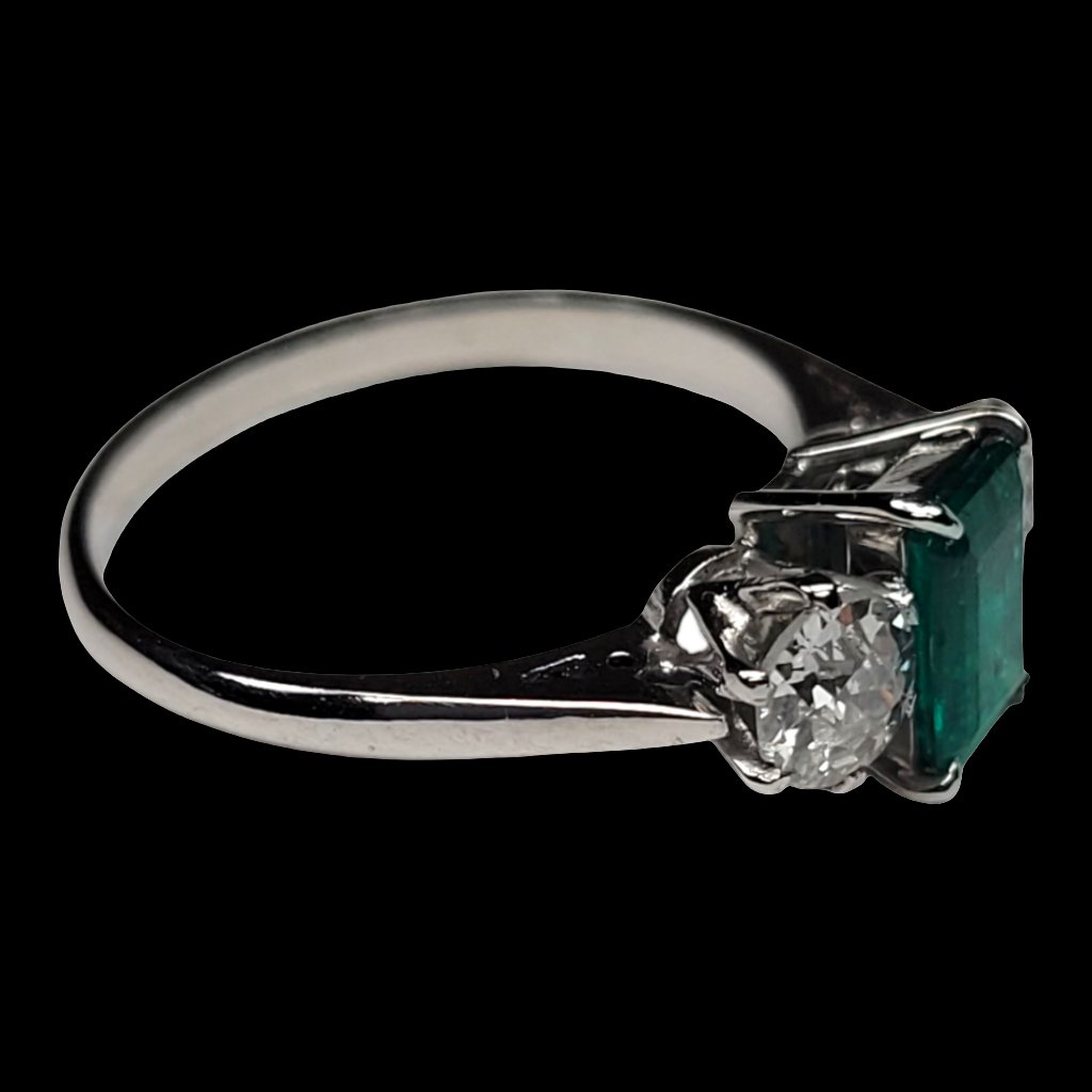 Emerald and diamond engagement ring

SKU: 6437