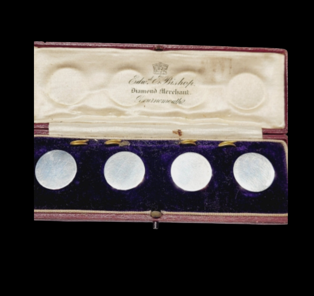 Set of four silver buttons
SKU: 5582