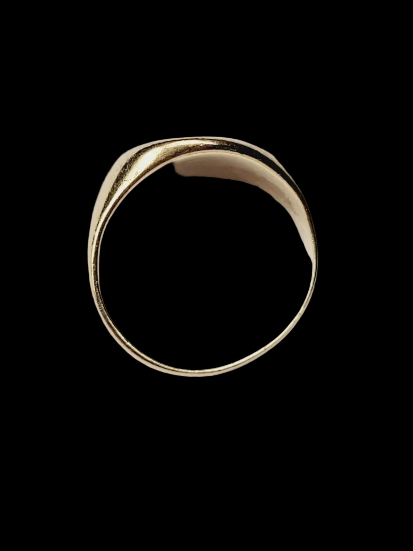 18ct gold signet ring engraved with a winged cherub Sku 8929