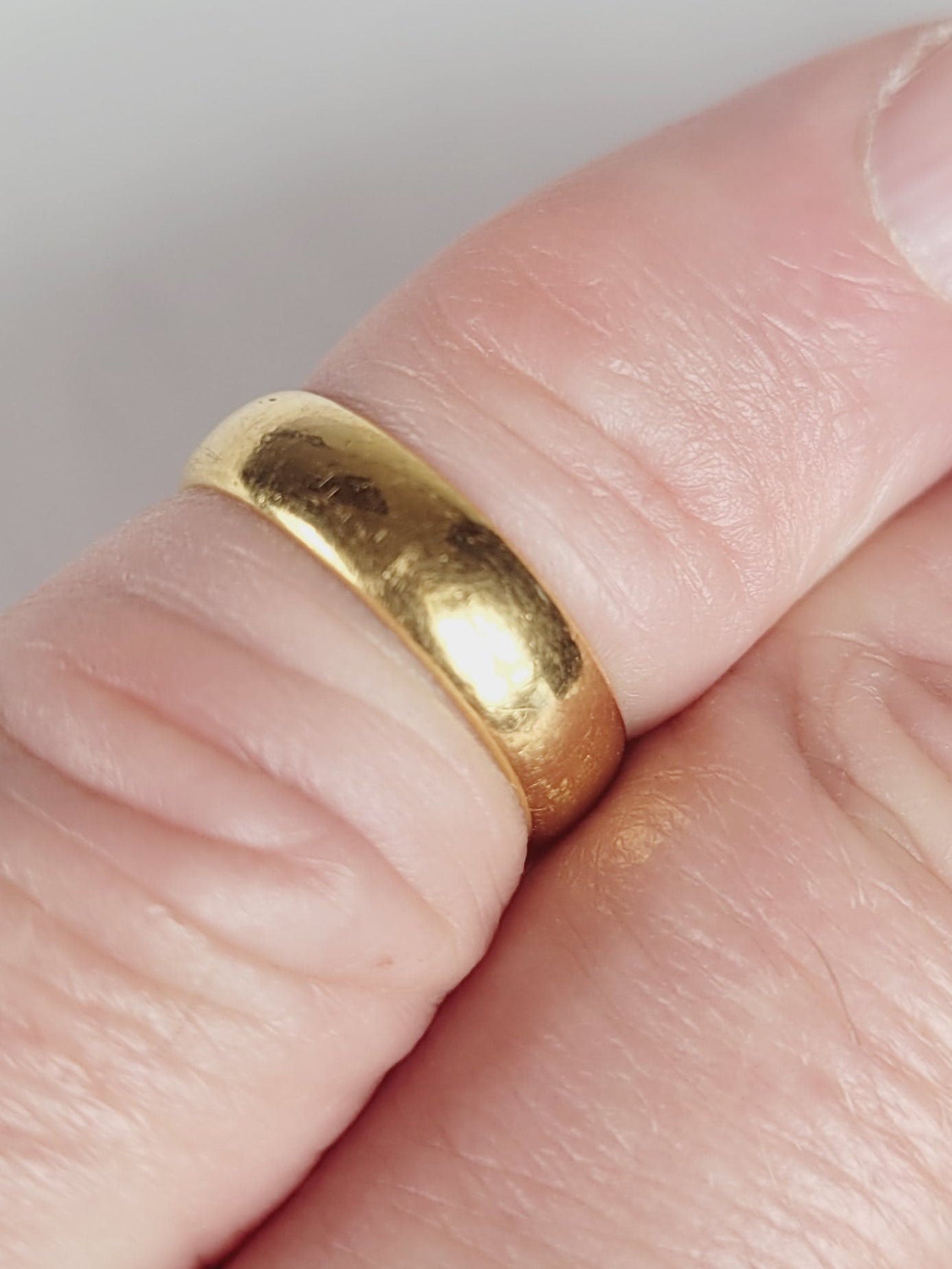 3.7g 22ct gold wedding band