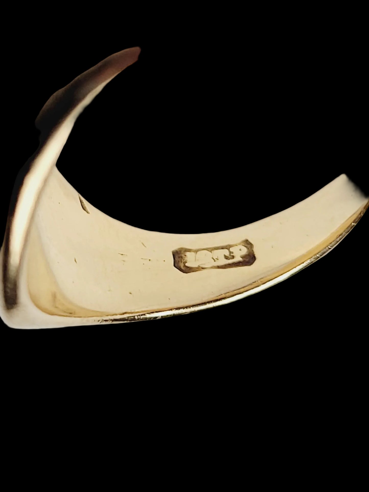 18ct gold signet ring engraved with a winged cherub Sku 8929