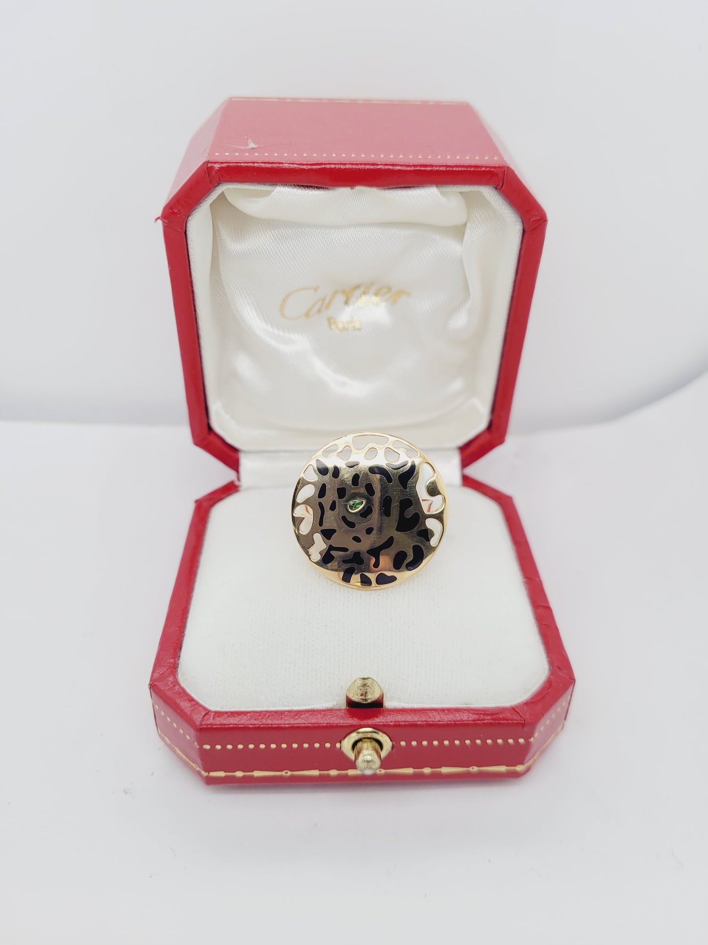 Cartier panther enamel 18ct gold ring
sku 8541