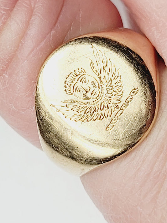 18ct gold signet ring engraved with a winged cherub Sku 8929