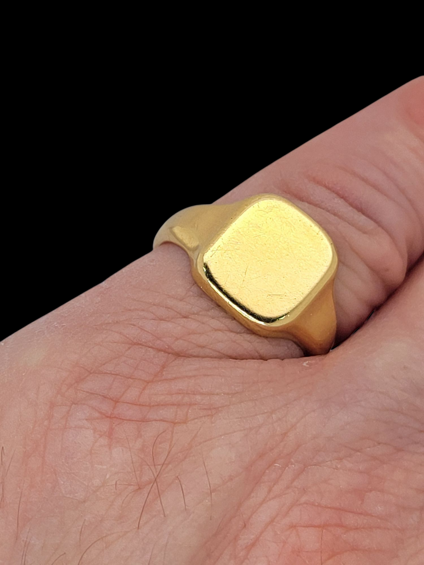 18ct gold cushion shaped signet ring
SKU: 8155