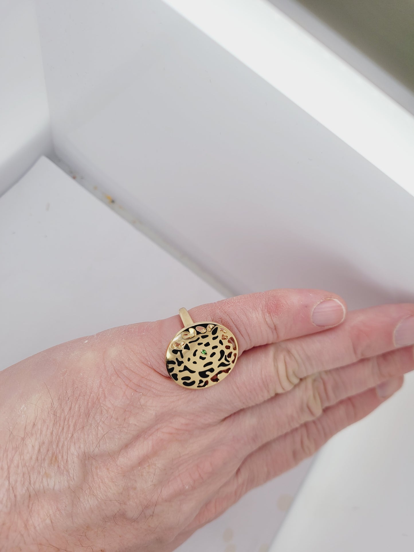 Cartier panther enamel 18ct gold ring
sku 8541