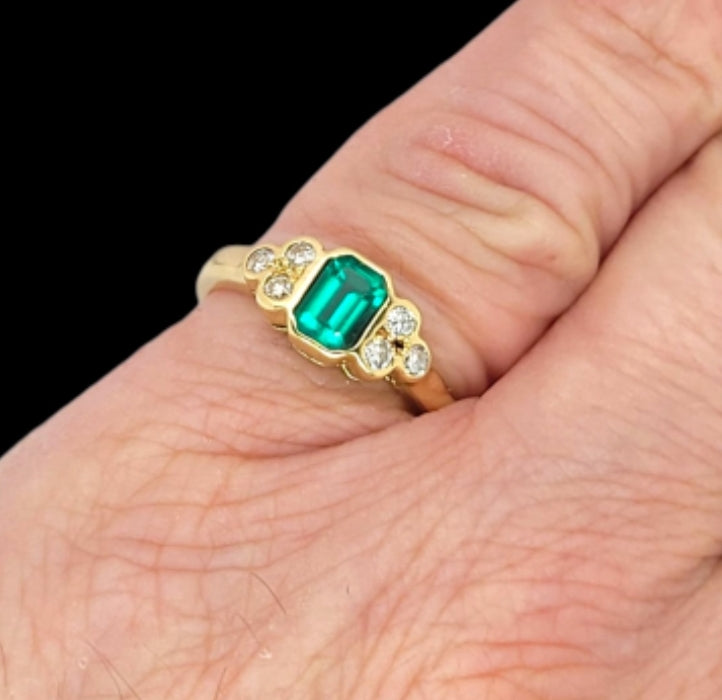 Emerald and diamond ring
SKU: 8321