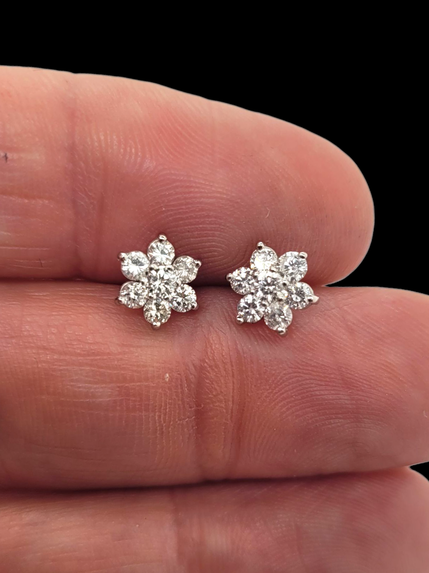 Popping petite diamond cluster earrings
SKU: 8275