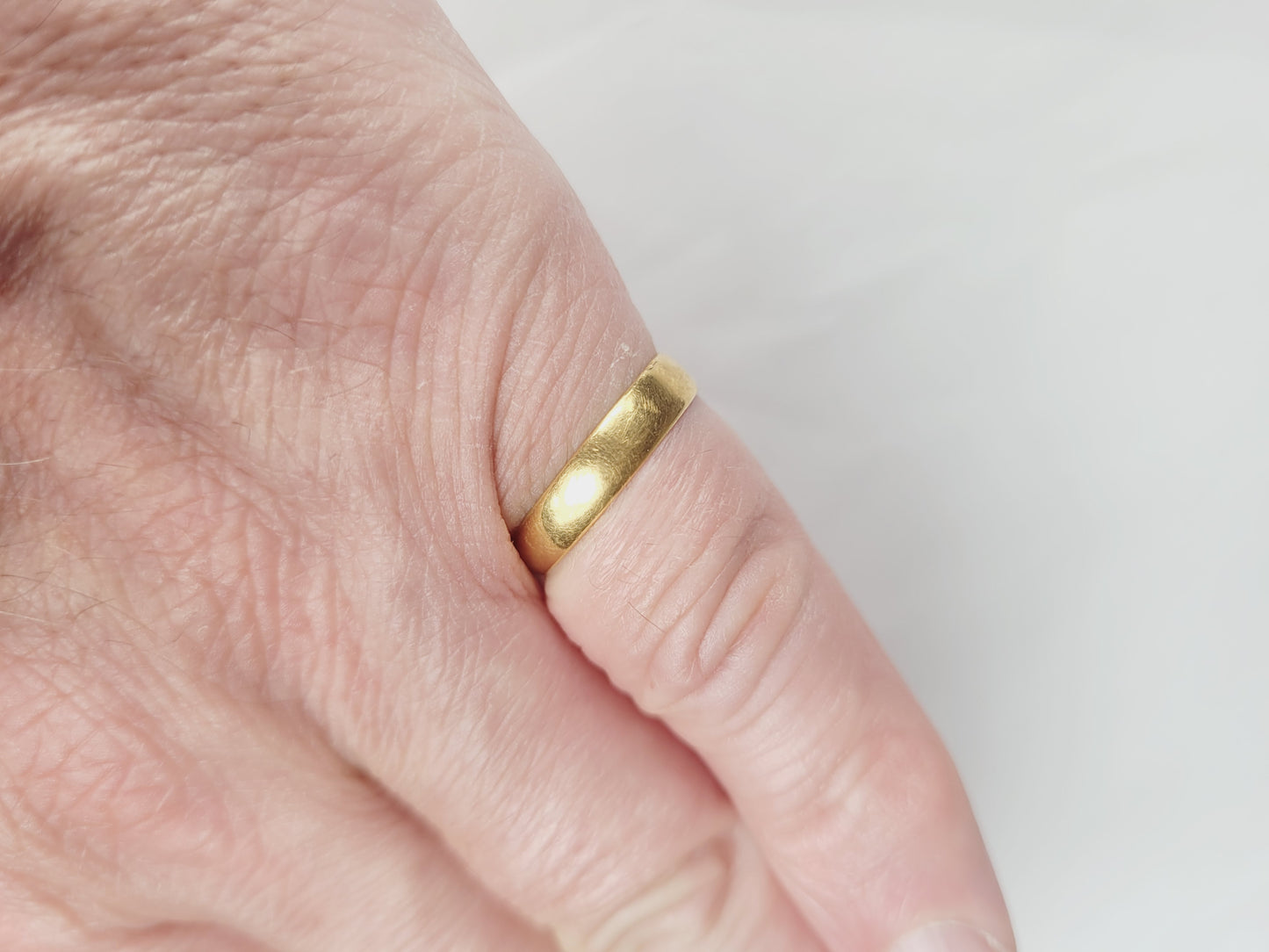 2.6g 22ct gold wedding ring