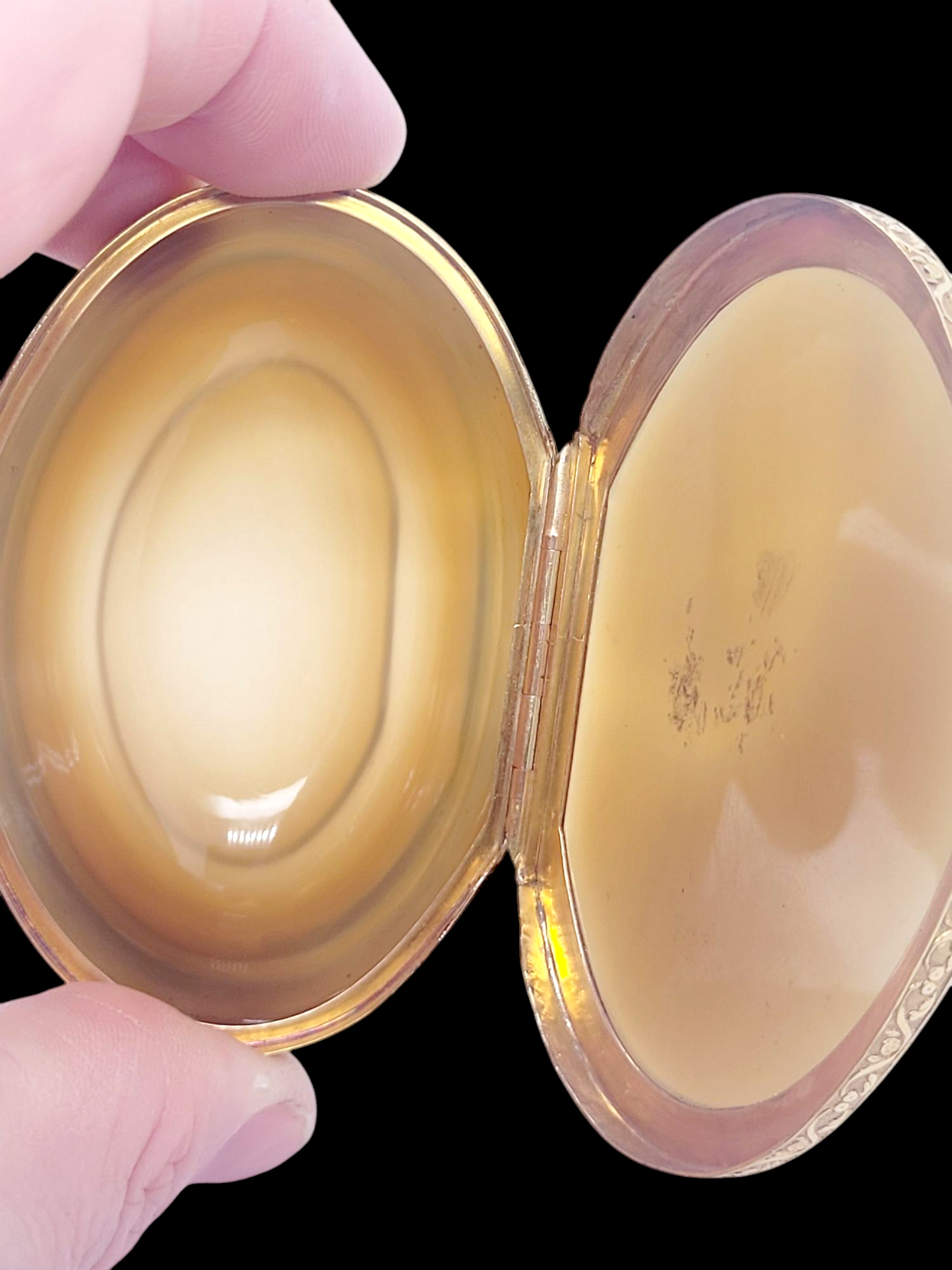 Georgian Agate cartouche gold mounted snuff box
SKU: 8006
