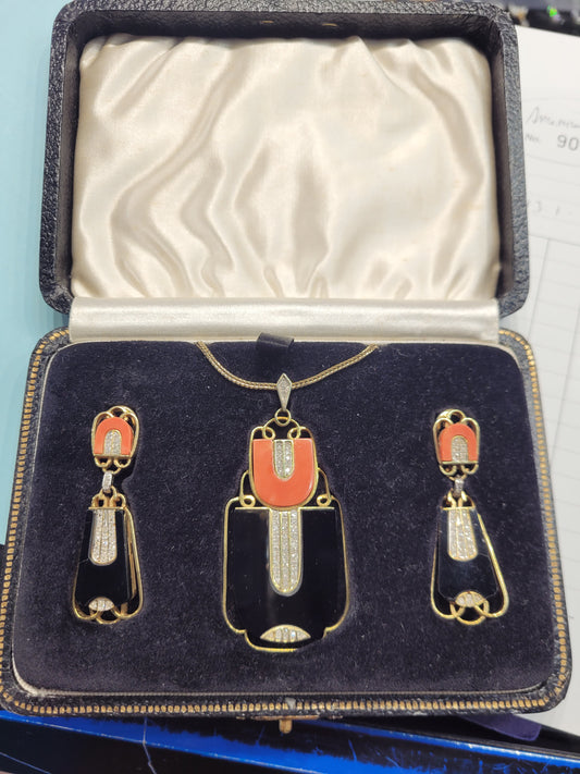 Art deco onyx, coral and diamond Art deco onyx, coral and diamond earrings, and pendant ensuite
SKU: 8658