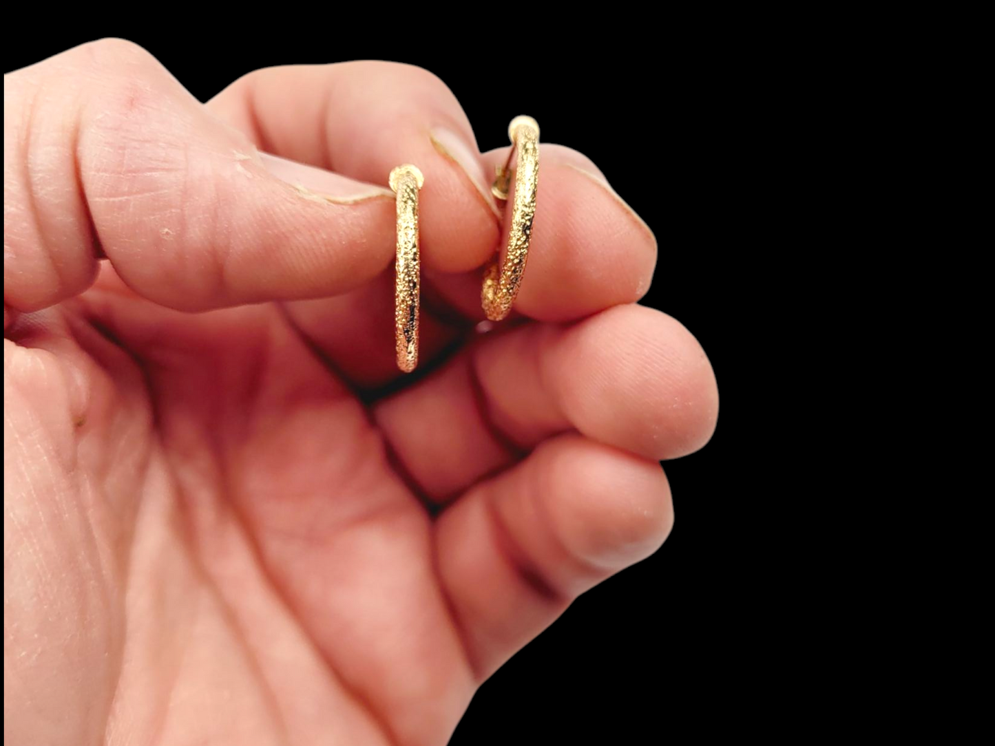 Organic textured gold hoop earrings
SKU: 8064