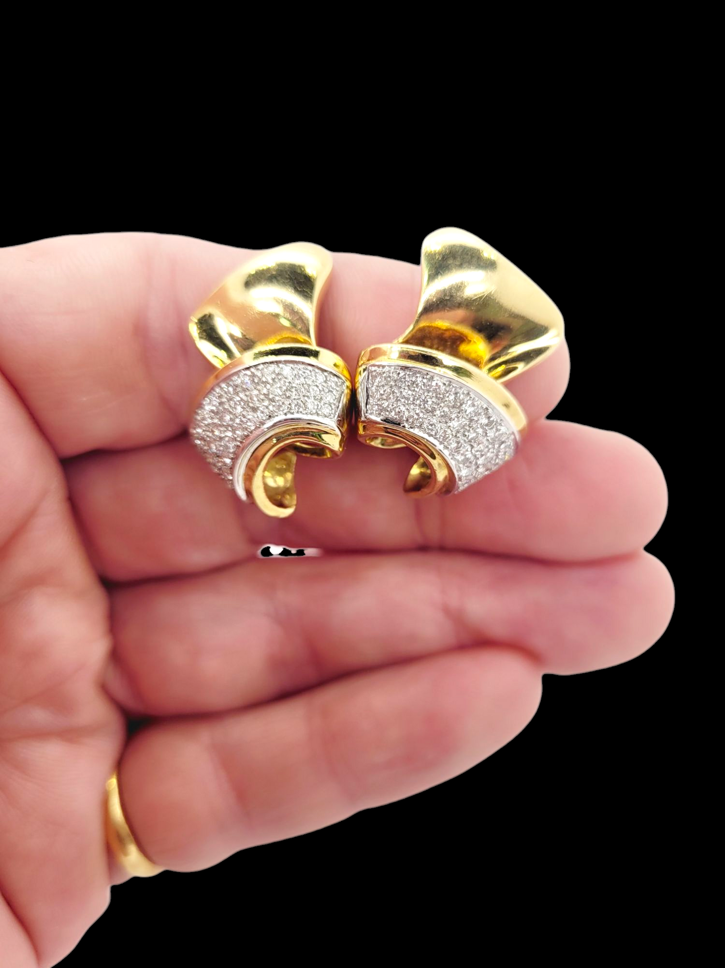 Cool vintage 18ct yellow gold and diamond earrings
SKU: 8031
