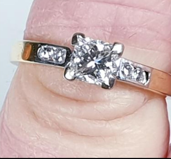 Princess cut diamond engagement ring
SKU: 4334