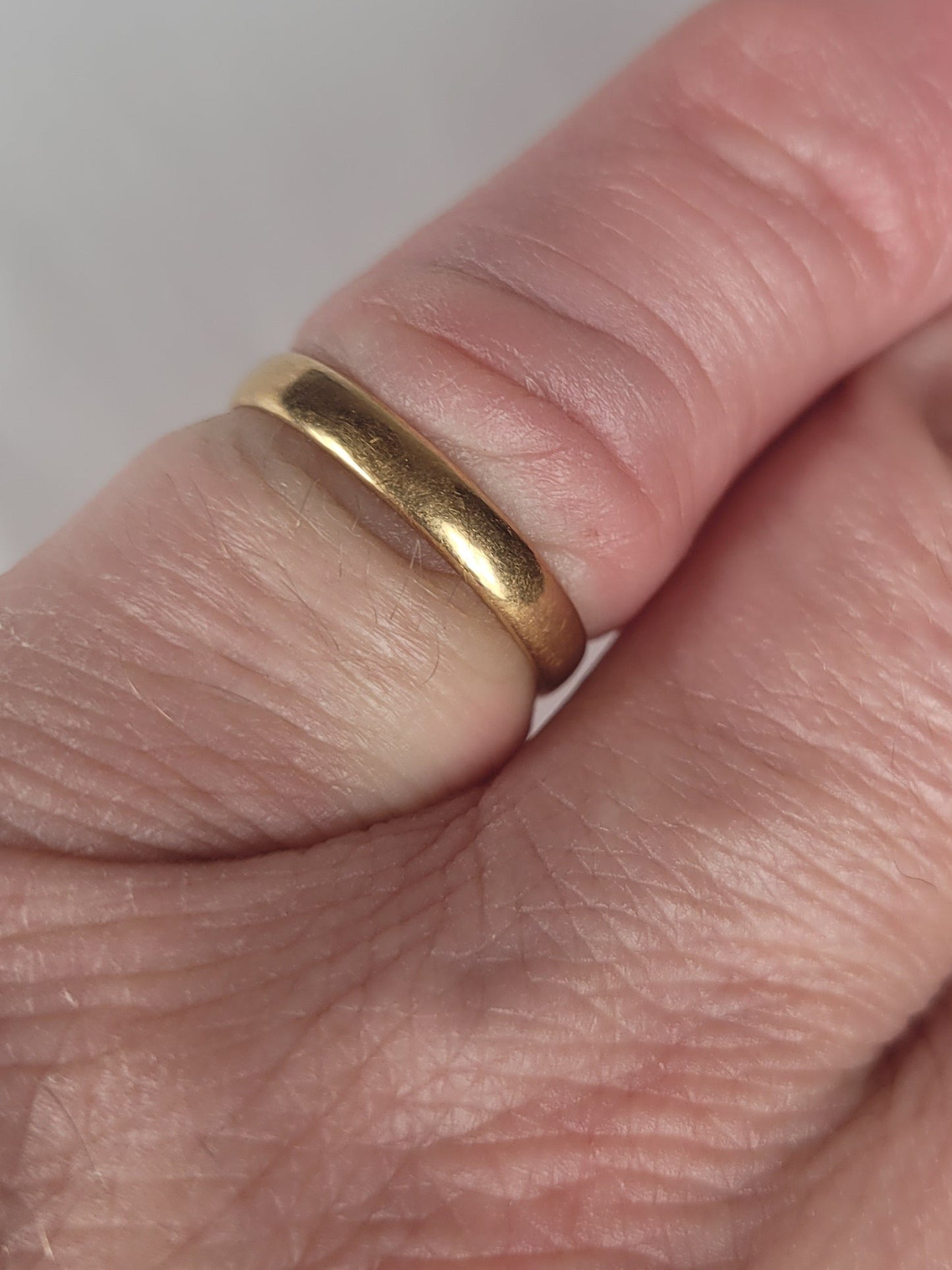 2.4g 22ct gold wedding band